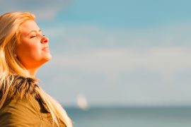 Vitamin D: Frau genießt Sonnenschein